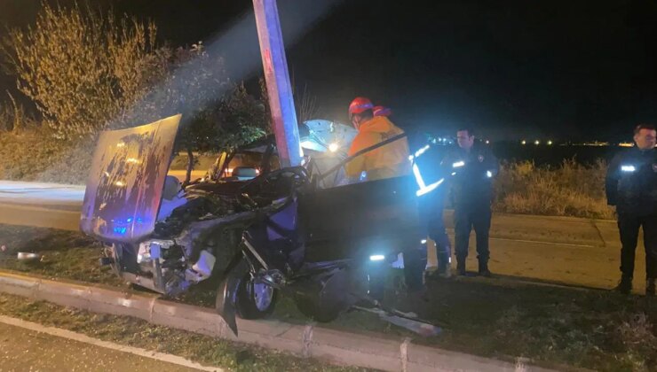 Adana’da mucize kurtuluş: Otomobil ikiye bölündü, iki yaralı