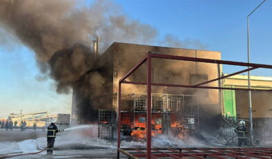 Adana’da plastik malzemelerin bulunduğu iş yeri yandı