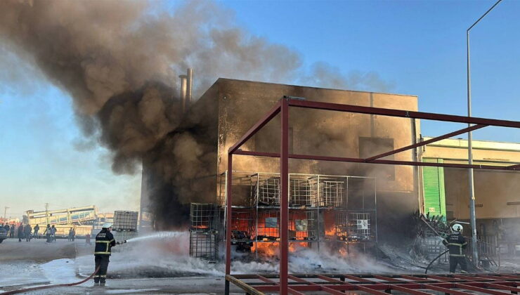 Adana’da plastik malzemelerin bulunduğu iş yeri yandı