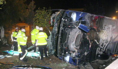 Adana’da yolcu otobüsü devrildi: Yaralılar var!