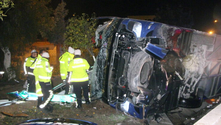 Adana’da yolcu otobüsü devrildi: Yaralılar var!