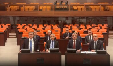 AKP’nin emekli aylığı teklifi belli oldu: Meclis’te nöbet tutan vekillerden ilk tepki