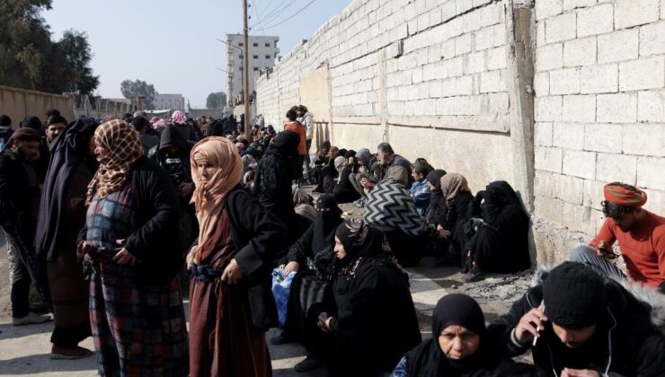 Aktan Hapishanesi önünde ailelerin umutlu bekleyişi sürüyor