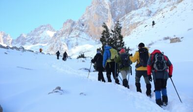 Aladağlar’ın karla kaplı eteklerinde doğa sporcuları sınırları zorluyor
