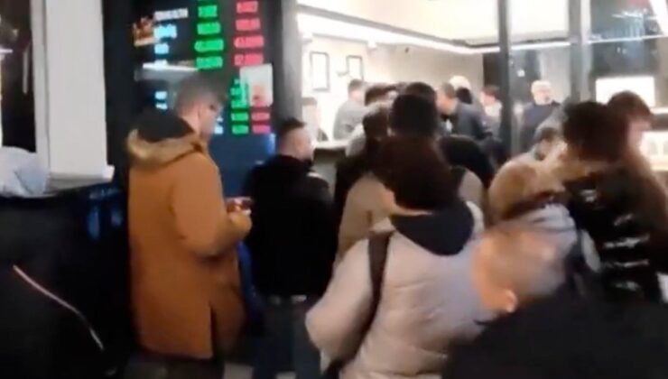 Altında yaşanan artış sonrası kuyumcularda uzun kuyruklar oluştu