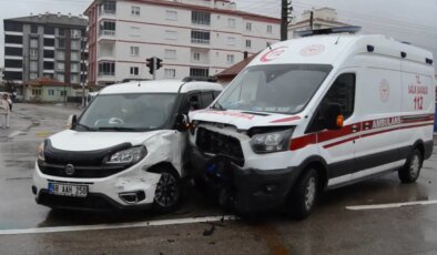 Ambulans ile araç çarpıştı: Çok sayıda yaralı var!