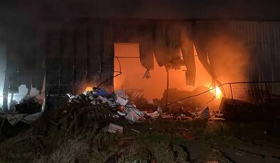 Antalya’da depo yangını: Saatler içinde kül oldu!