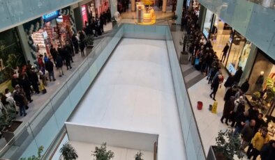 Antalya’da indirim kuyruğu AVM’yi doldurdu
