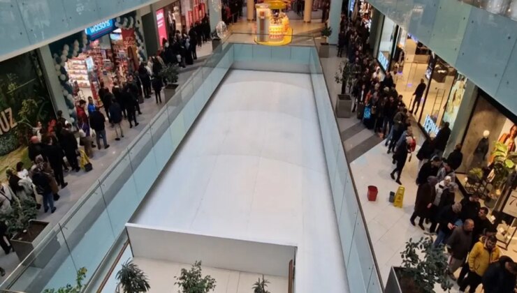Antalya’da indirim kuyruğu AVM’yi doldurdu