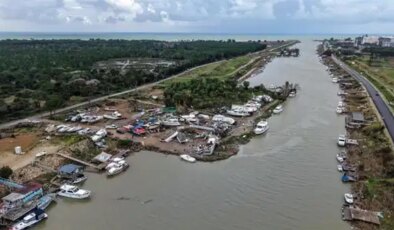 Antalya’da peş peşe hortumlar: Seralar yıkıldı, çatılar uçtu