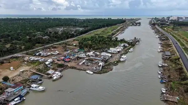 Antalya’da peş peşe hortumlar: Seralar yıkıldı, çatılar uçtu