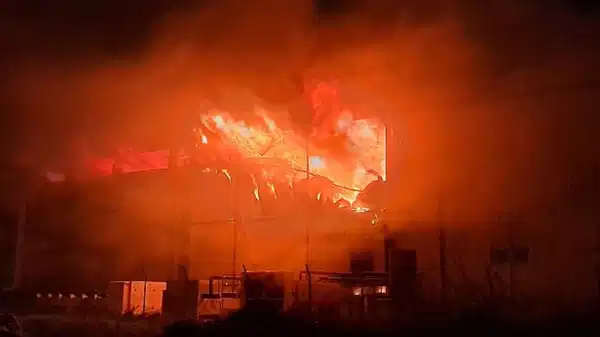 Antalya’da soğuk hava deposu alevlere teslim