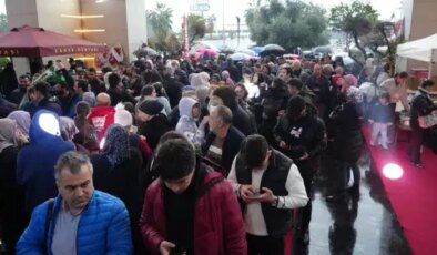 Antalya’da teknoloji mağazası açılışı izdihama neden oldu: Geceden sıraya girdiler, yağmur altında beklediler!