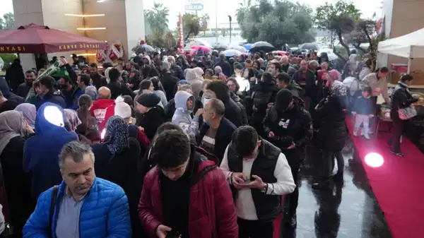 Antalya’da teknoloji mağazası açılışı izdihama neden oldu: Geceden sıraya girdiler, yağmur altında beklediler!