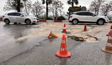 Antalya’yı sağanak vurdu… Yol çöktü!