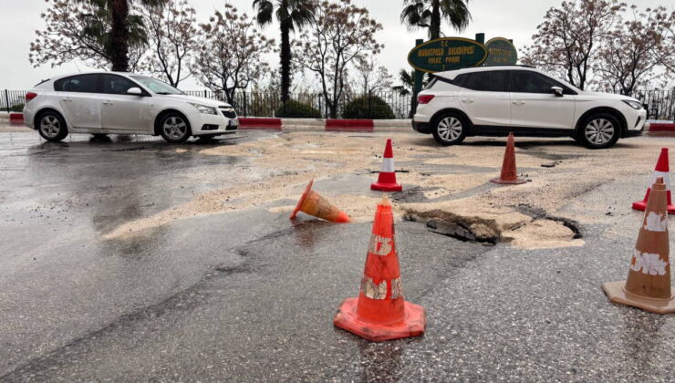 Antalya’yı sağanak vurdu… Yol çöktü!