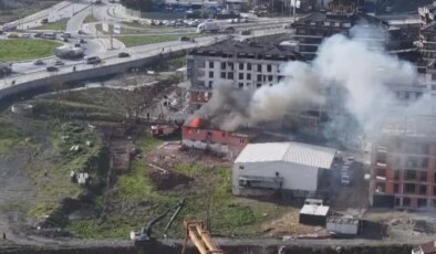 Arnavutköy’de 2 katlı metruk bina alev alev yandı