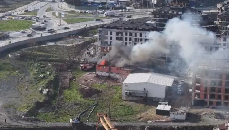 Arnavutköy’de 2 katlı metruk bina alev alev yandı