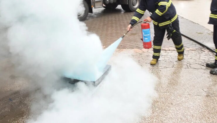 Arnavutköy’de elektrik kabloları patlayarak yandı