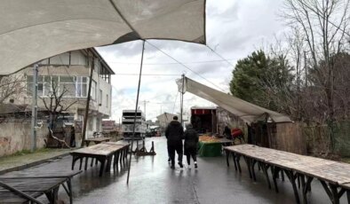 Arnavutköy’de fırtına pazarı vurdu, 08.00’den beri çadırı kuramadılar