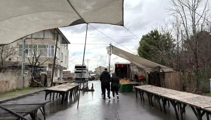 Arnavutköy’de fırtına pazarı vurdu, 08.00’den beri çadırı kuramadılar