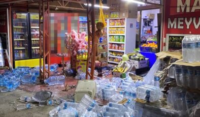 Arnavutköy’de kontrolden çıkan minibüs markete daldı: Olası facia ucuz atlatıldı