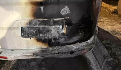 Arnavutköy’de park halindeki otomobil alev aldı: 2 araç kullanılamaz hale geldi