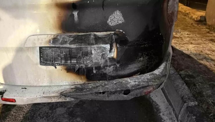 Arnavutköy’de park halindeki otomobil alev aldı: 2 araç kullanılamaz hale geldi