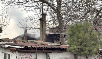 Arnavutköy’de yaşlı adamın yaşadığı gecekondu alev alev yandı