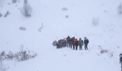 Artvin’de 1 kişinin öldüğü çığda kar altında kalan 2 çoban aranıyor