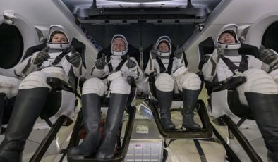 Astronot, geçirdiği rahatsızlığın ardından ekibiyle dünyaya döndü