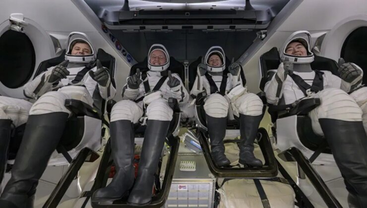 Astronot, geçirdiği rahatsızlığın ardından ekibiyle dünyaya döndü