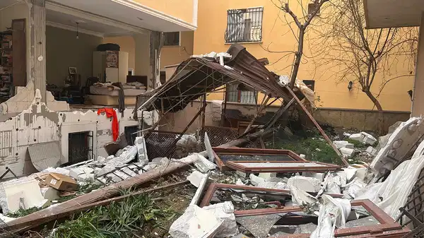 Ataşehir’de doğal gaz patlamasında sokak savaş alanına döndü