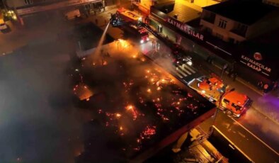 Ataşehir’de iki katlı binanın çatısında yangın