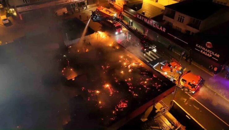 Ataşehir’de iki katlı binanın çatısında yangın