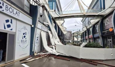 Avcılar’da fırtına iş yerinin çatısını uçurdu