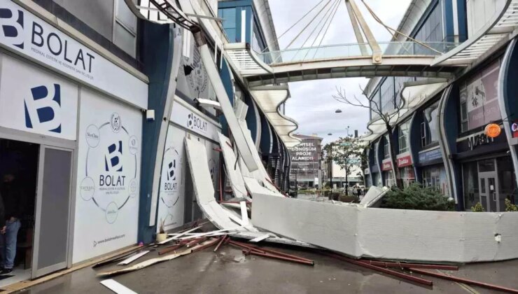 Avcılar’da fırtına iş yerinin çatısını uçurdu