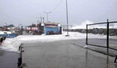 Avcılar’da metrelerce yükselen dalgalar mendireği böyle aştı