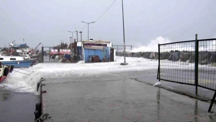 Avcılar’da metrelerce yükselen dalgalar mendireği böyle aştı