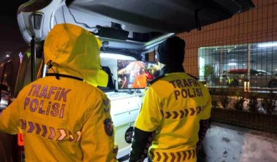 Avcılar’da yeni aldığı ehliyetin zarfını polise açtıran kadın sürücü ilk cezasını yedi