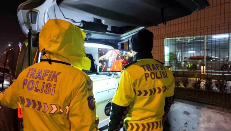 Avcılar’da yeni aldığı ehliyetin zarfını polise açtıran kadın sürücü ilk cezasını yedi