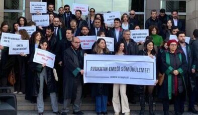 Avukatlardan Çağlayan’da eylem: ‘CMK ücretleri AAÜT’e eşitlensin’
