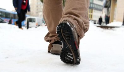 Ayakkabılarınızı buzda kaymaz hale getirin: Altına bir damla sürmek yeterli
