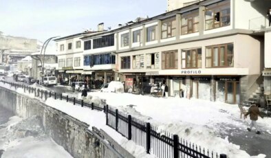 Ayşe’nin ölümü sonrası esnaf tedbir aldı: Biriken kar kütleleri temizleniyor