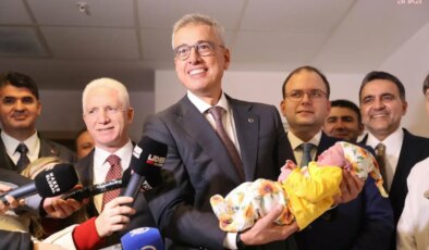 Bakan Memişoğlu, İstanbul’da yılın ilk bebeklerini ziyaret etti