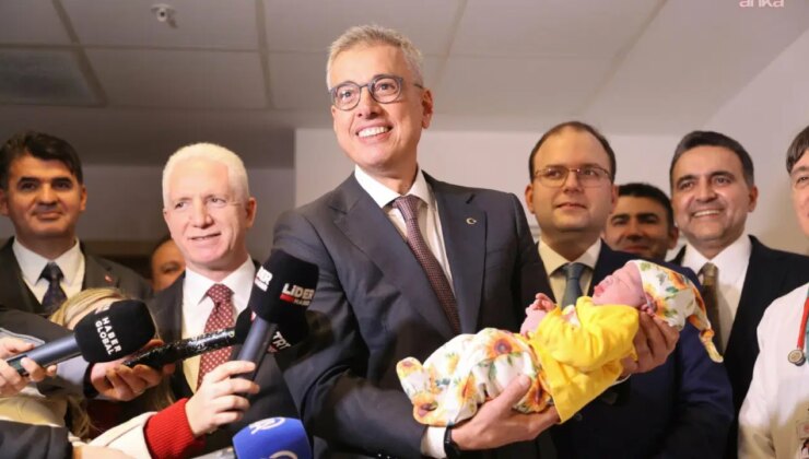 Bakan Memişoğlu, İstanbul’da yılın ilk bebeklerini ziyaret etti