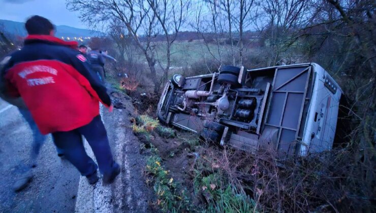 Balıkesir’de feci kaza… Servis aracı şarampole uçtu: Çok sayıda kişi yaralandı!