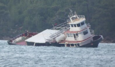 Balıkesir’de kuvvetli lodos: Feribot karaya oturup yan yattı!