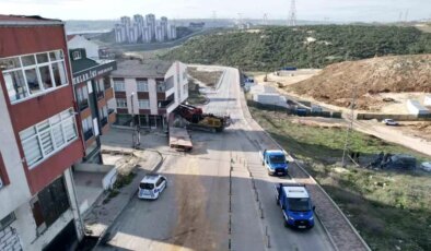 Başakşehir’de binaya saplanan vinci çıkarma çalışmaları 28. saate girdi