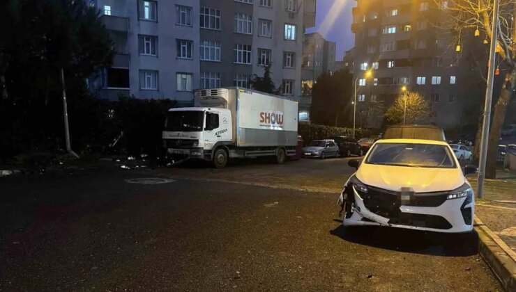 Başakşehir’de park halindeyken freni boşalan tır 5 araca çarptı: 2 araç kullanılamaz hale geldi